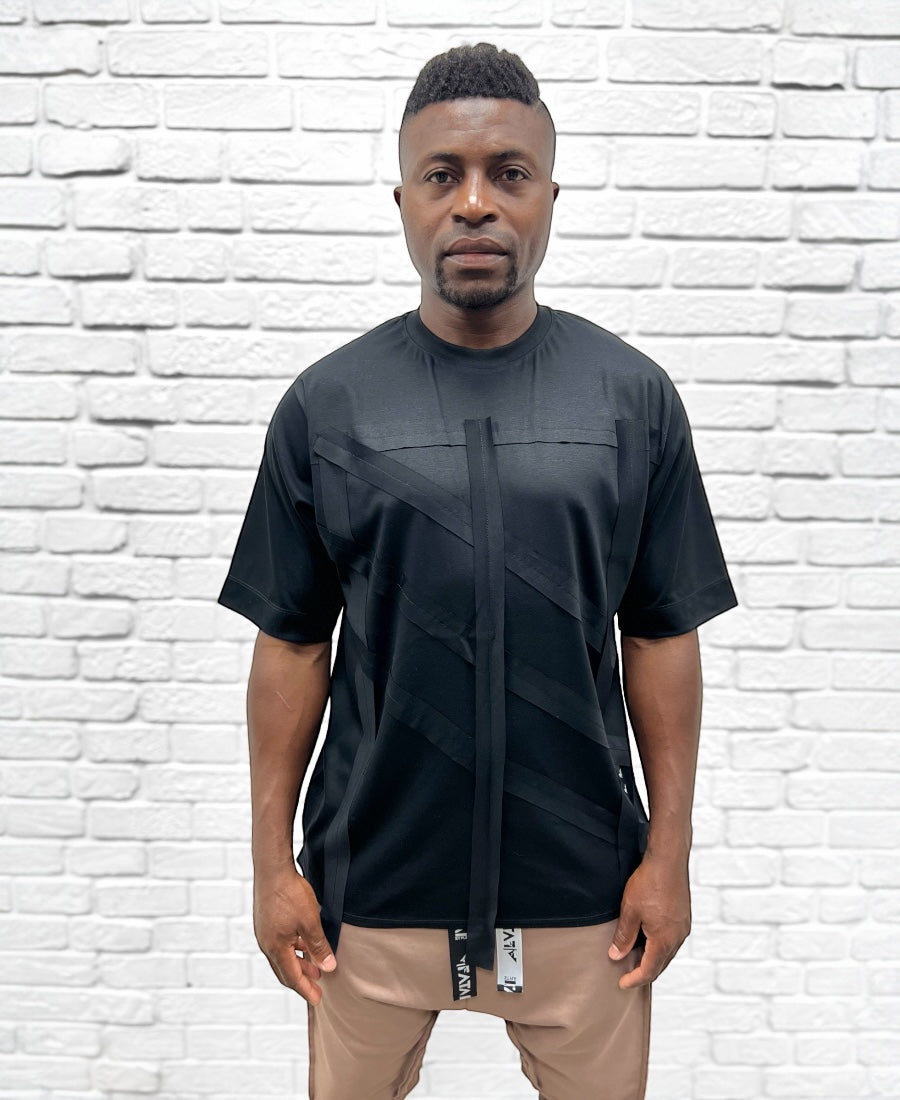 Tricou negru cu design pe fata
