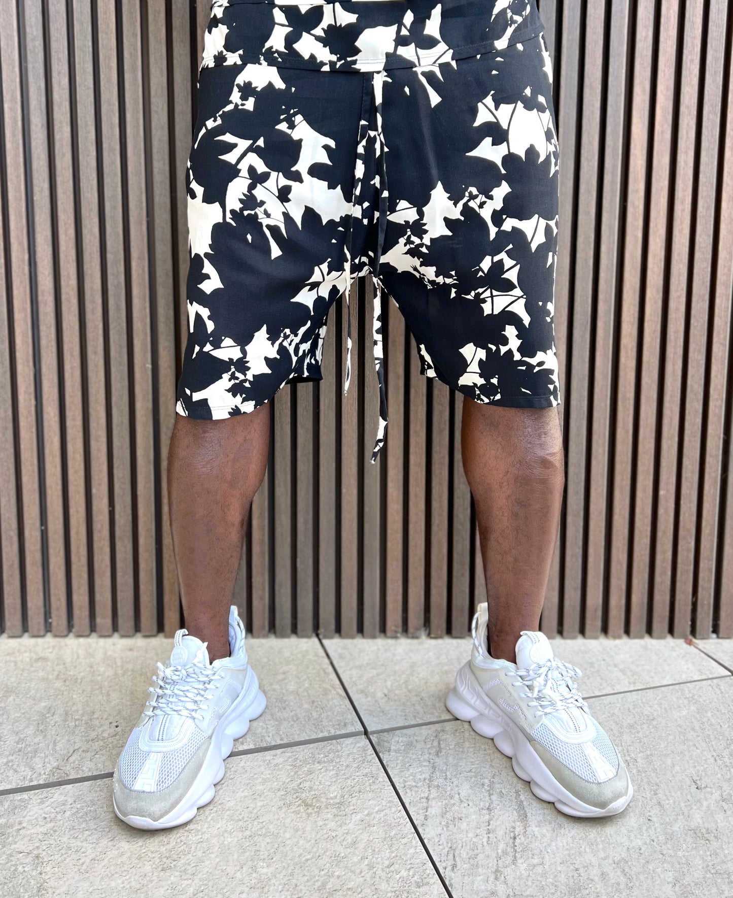 Pantaloni scurti negri cu design crem