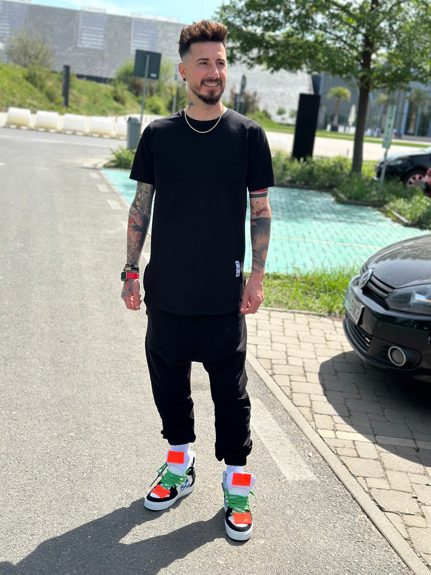 Compleu negru cu tricou lung la spate