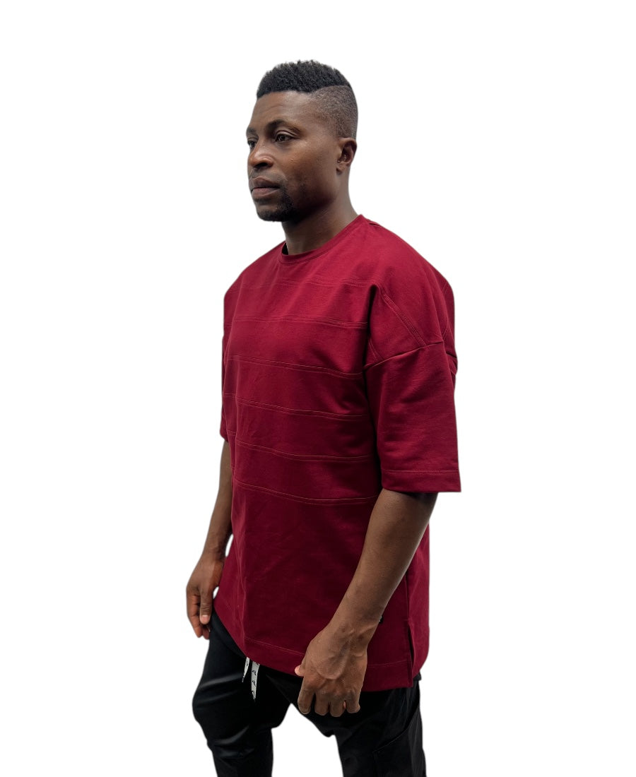 Tricou burgundy cu diverse cusaturi ca design