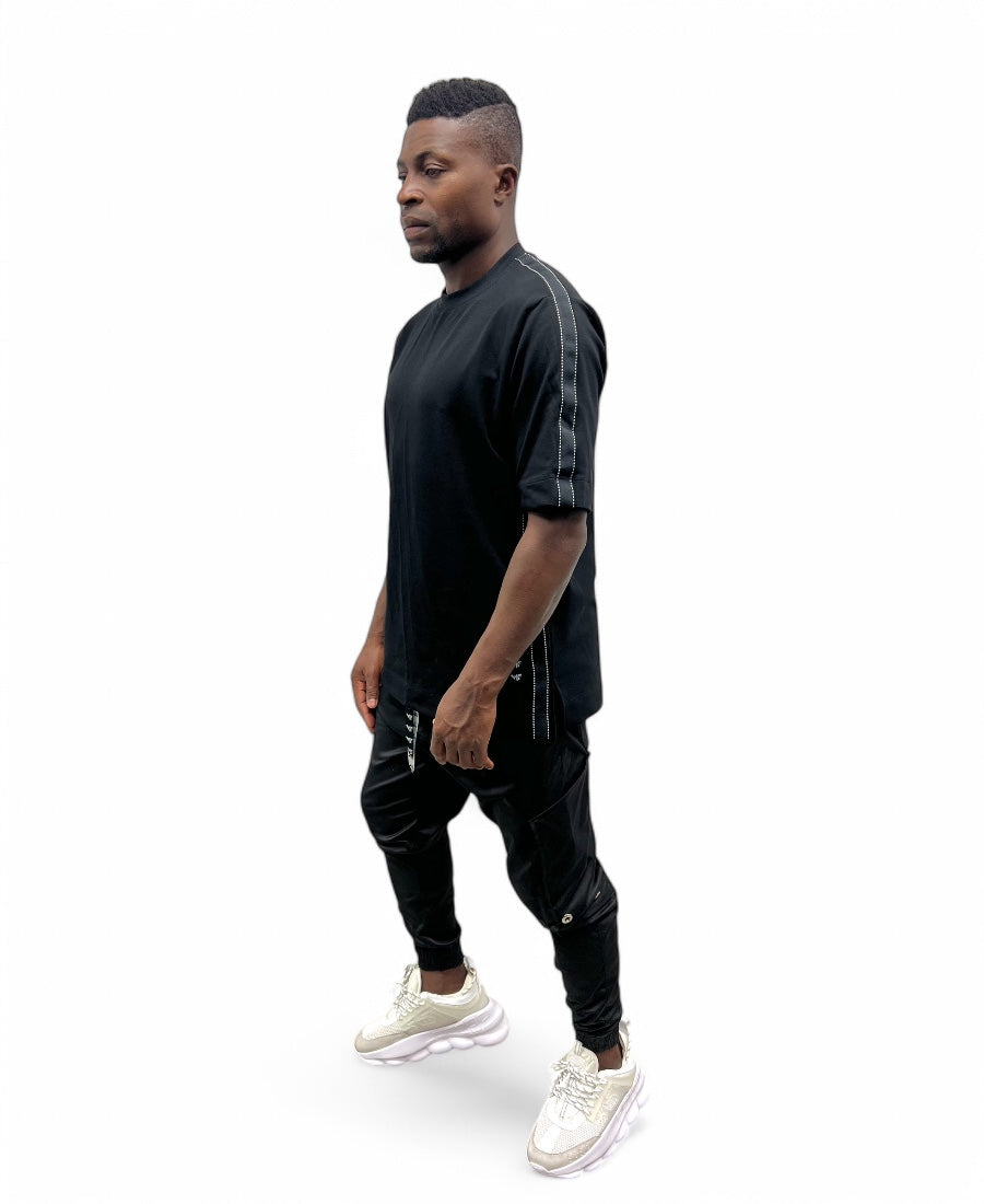 Tricou negru cu banda neagra si design alb