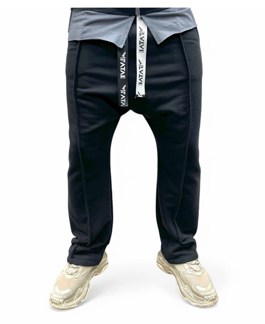 Pantaloni negri cu o cusatura pe mijloc