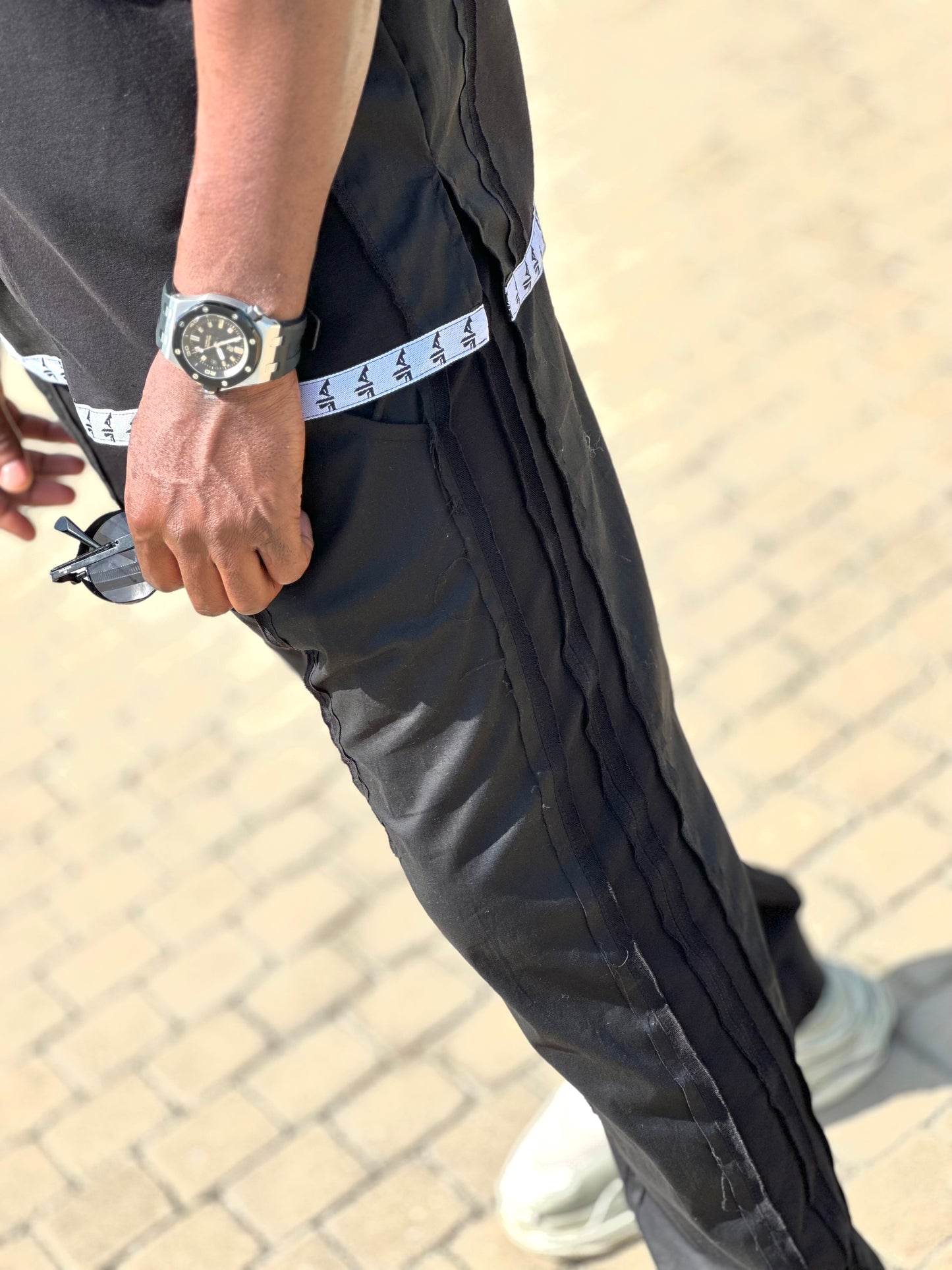 Compleu negru cu tricou tip camasa cu fermoar