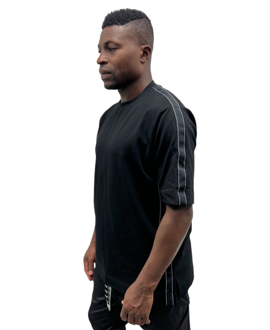 Tricou negru cu banda neagra si design alb