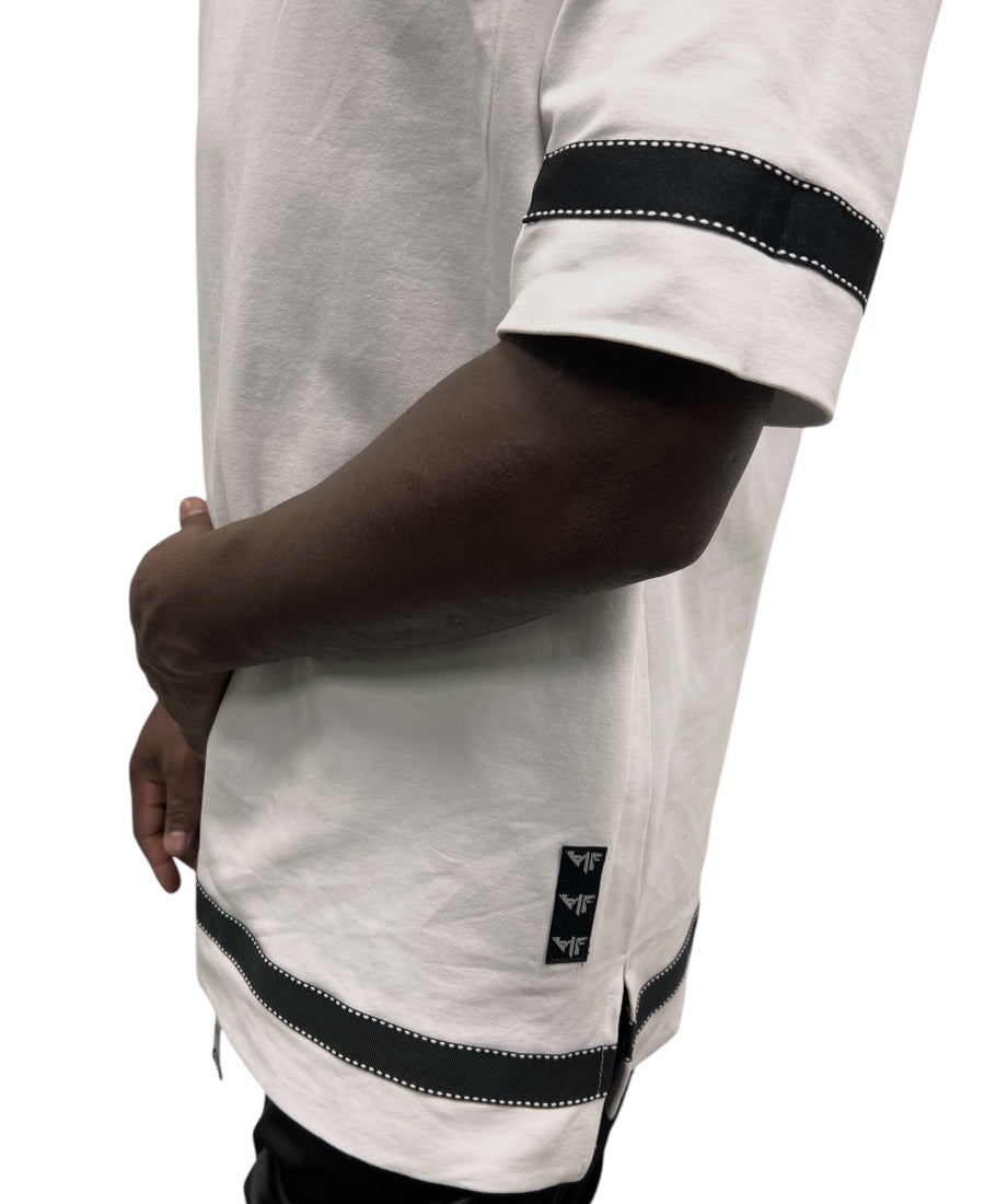 Tricou alb cu banda neagra si detalii albe ca design
