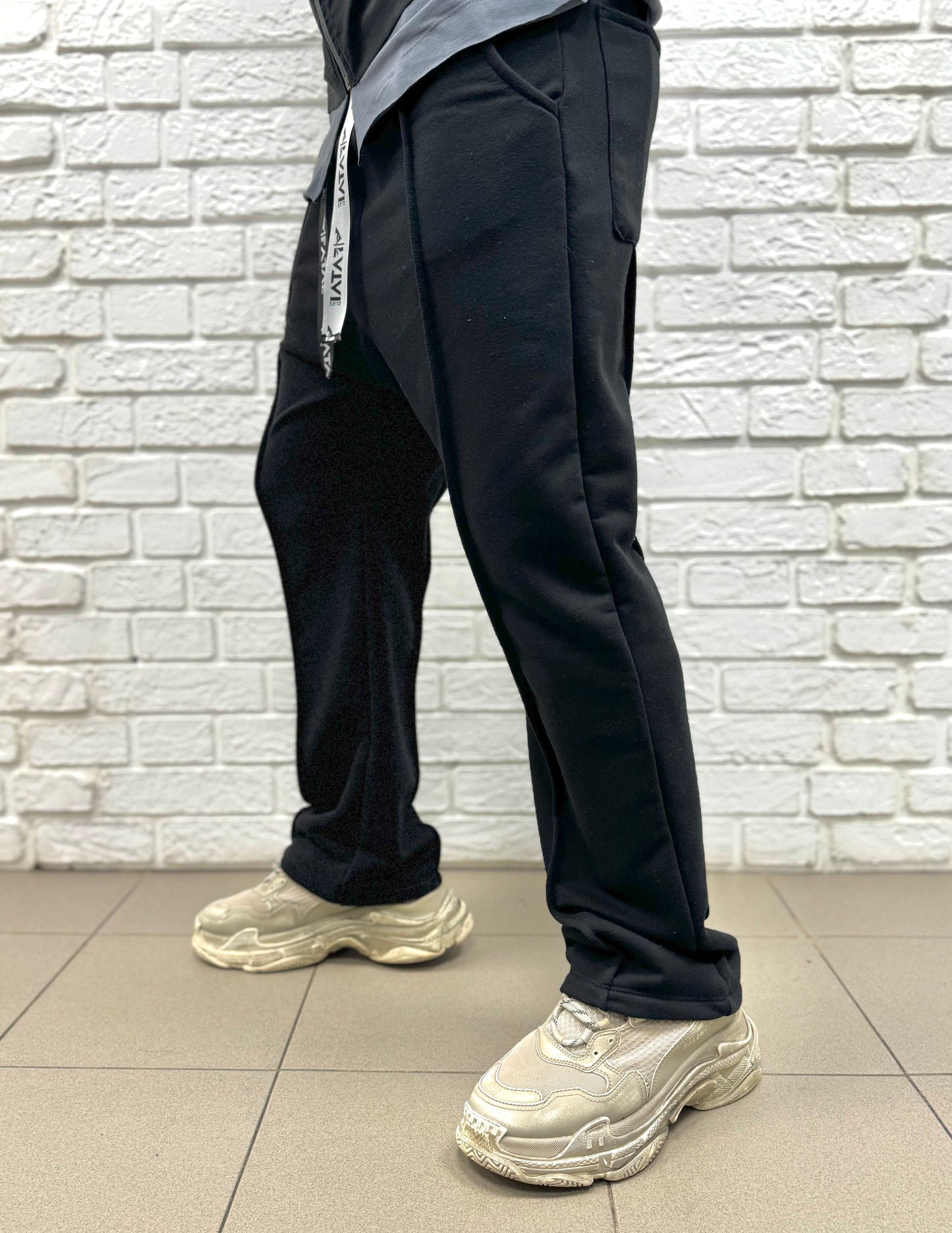 Pantaloni negri cu o cusatura pe mijloc