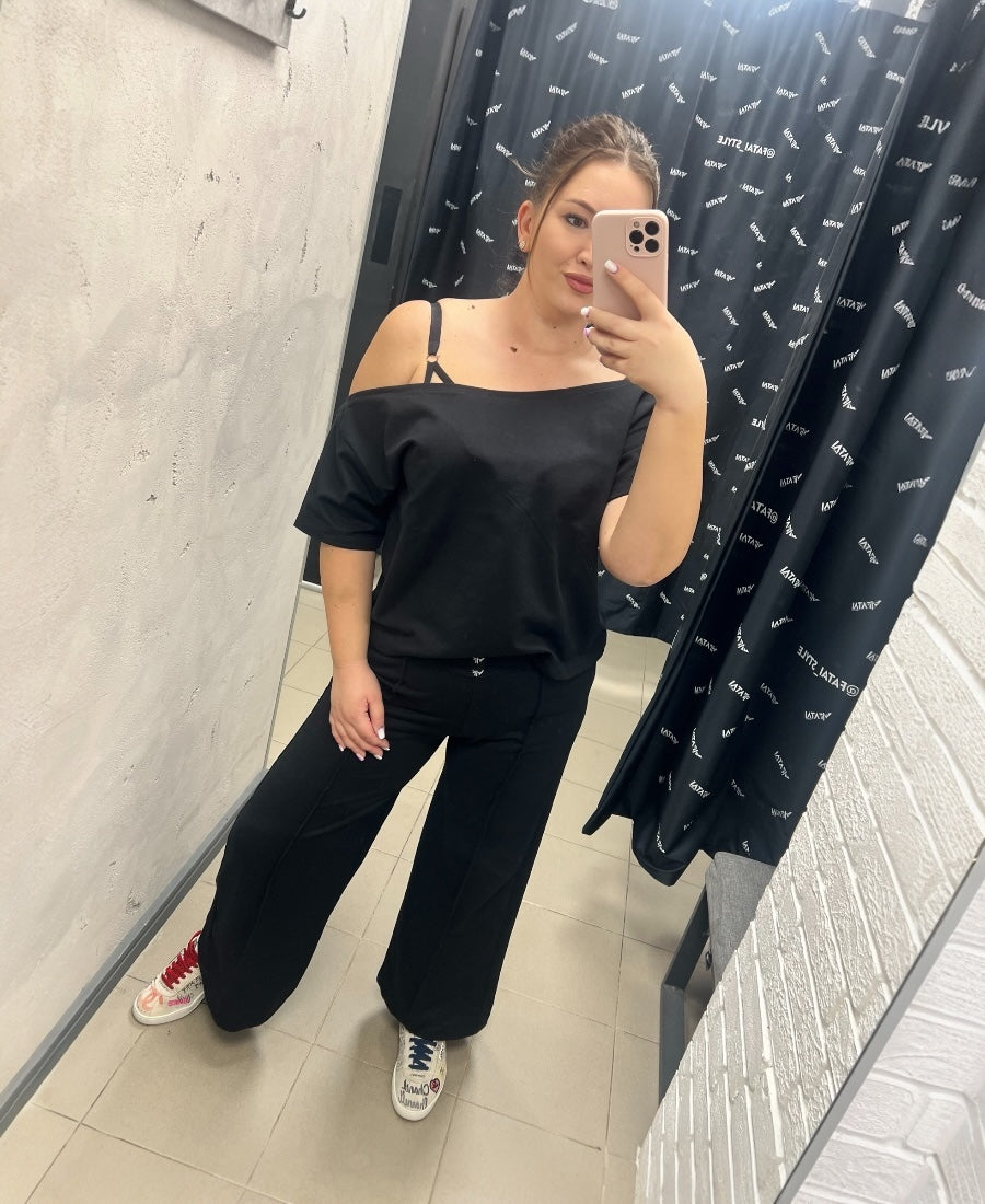 Trening negru cu tricou pe un umar