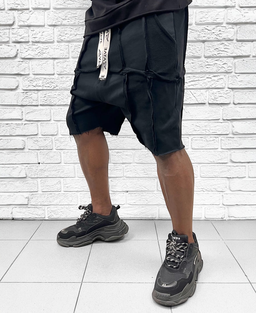 Pantaloni negri cu multiple taieturi