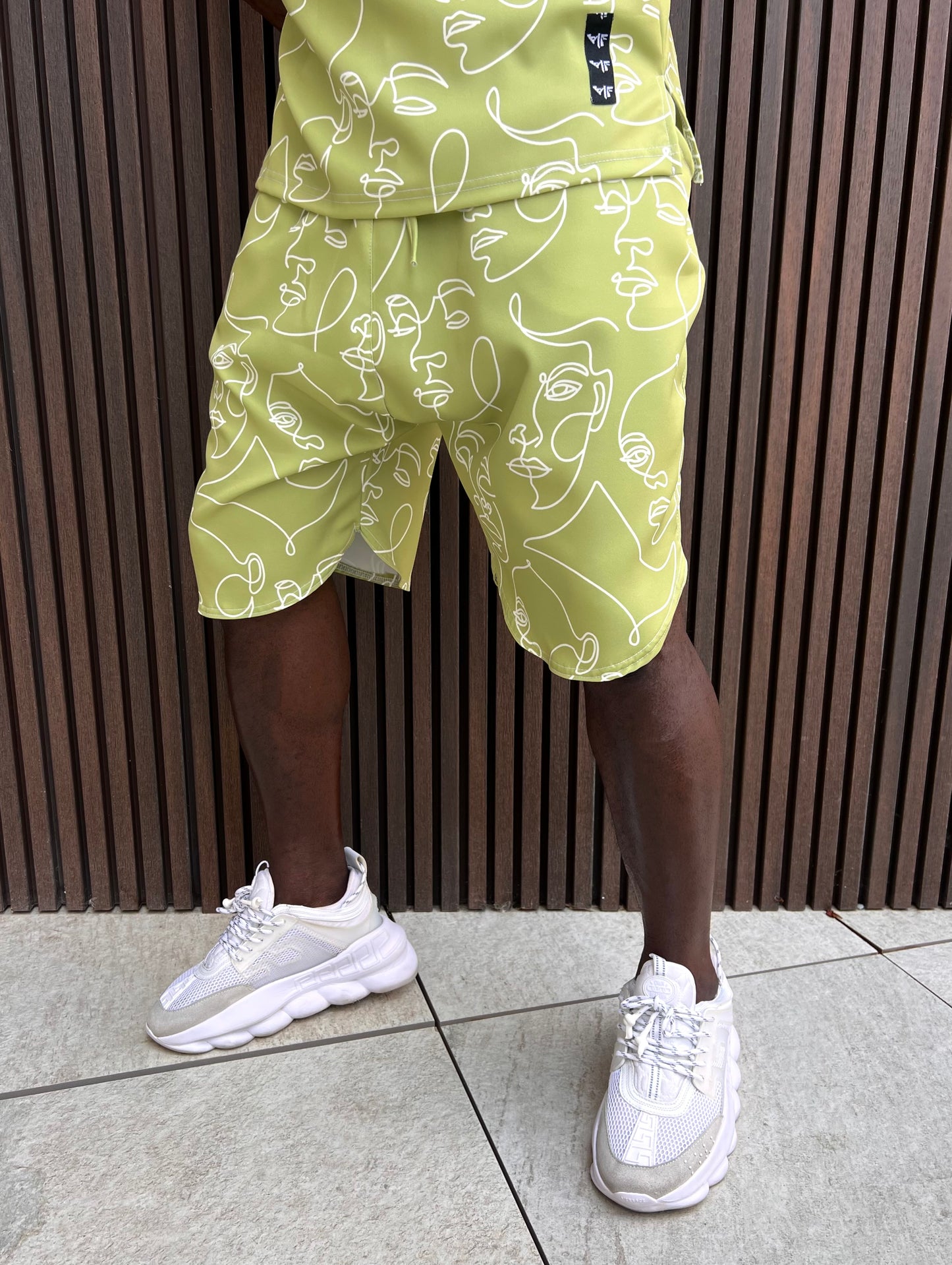 Pantaloni verzi cu design grafic