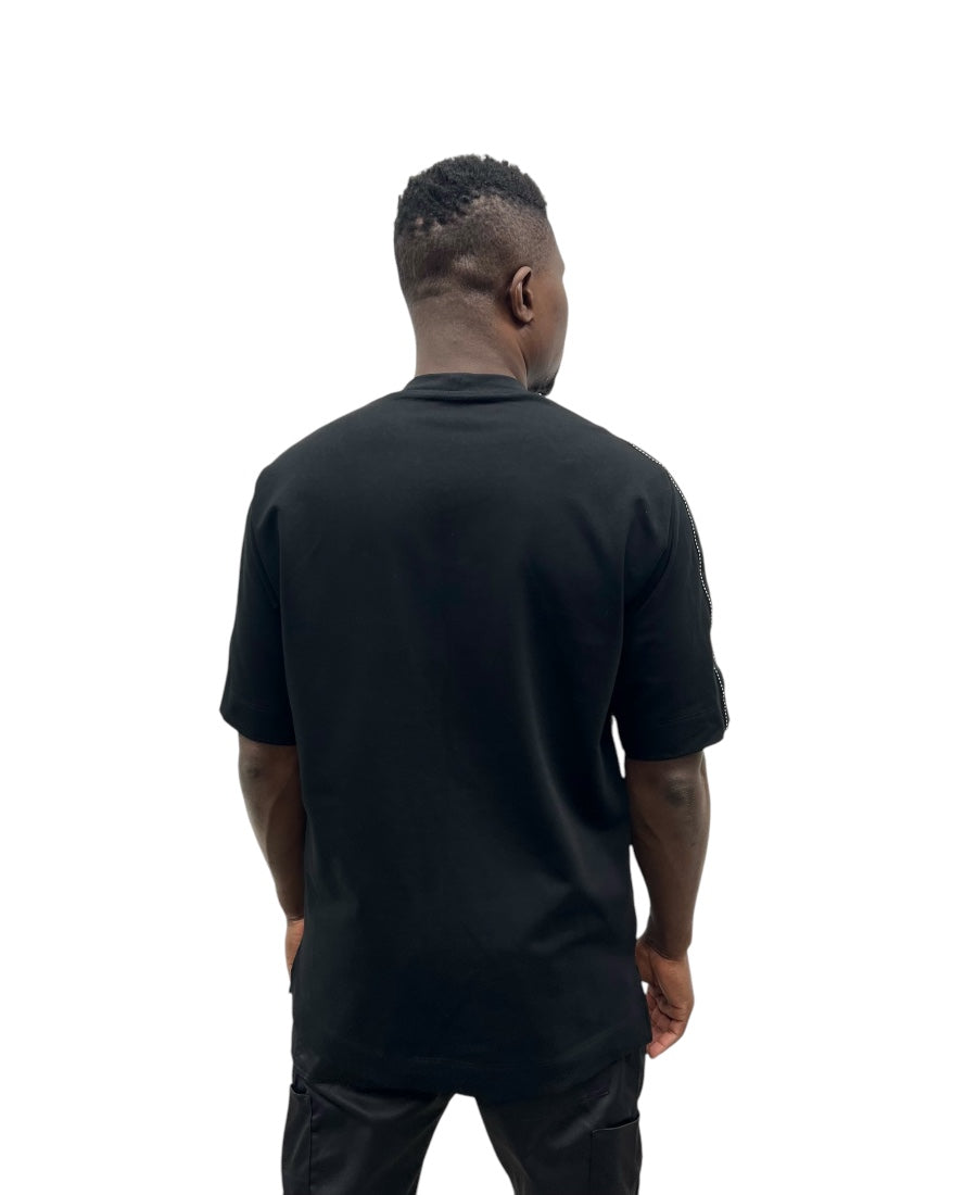 Tricou negru cu banda neagra si design alb