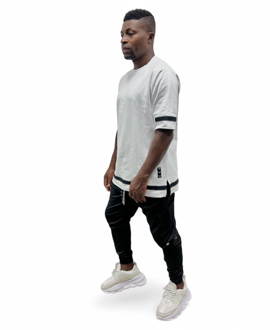 Tricou alb cu banda neagra si detalii albe ca design