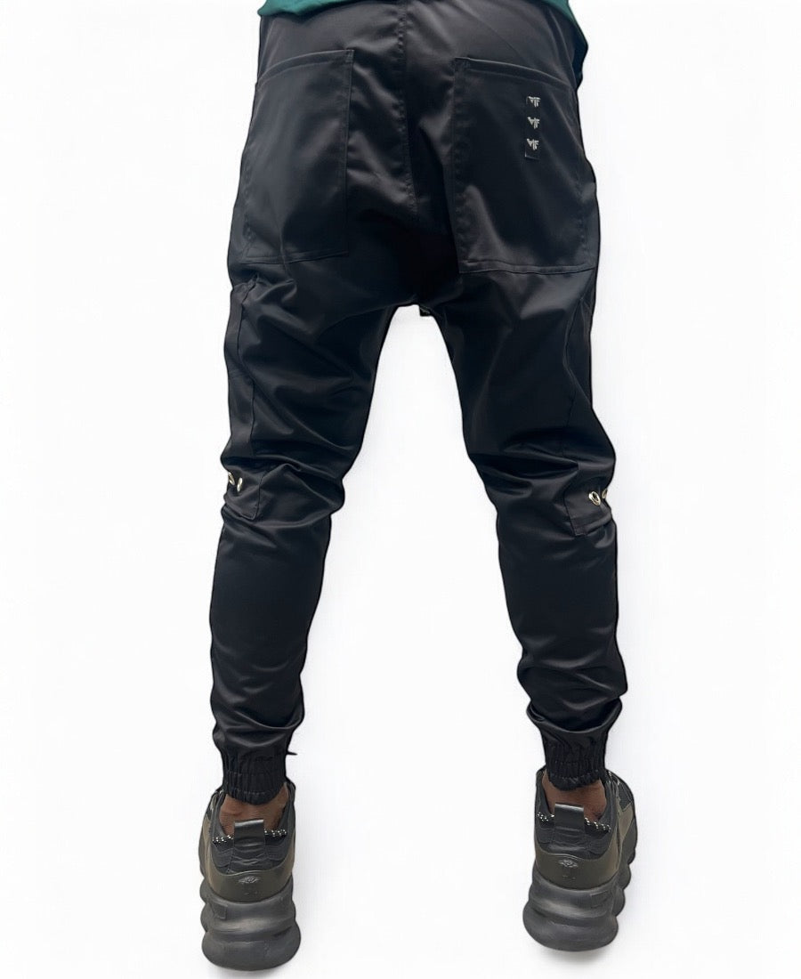 Pantaloni negri casual din material lucios cu buzunar laterale si capse de design