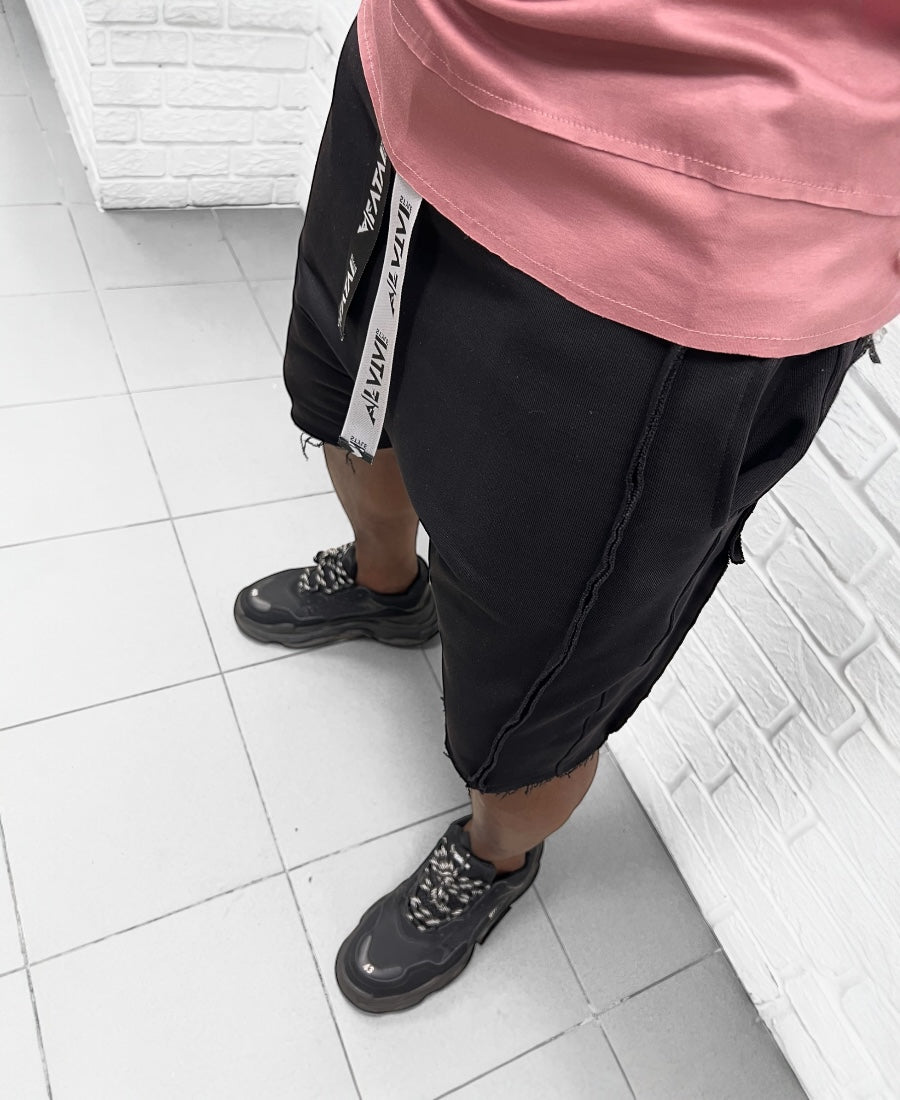 Pantaloni negri cu diverse cusaturi de design
