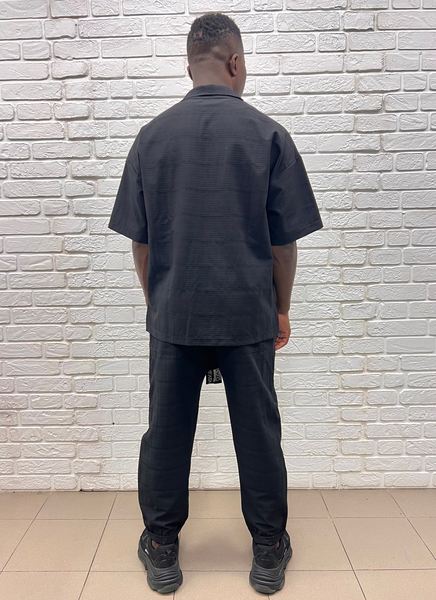 Compleu negru casual cu tricou decoltat
