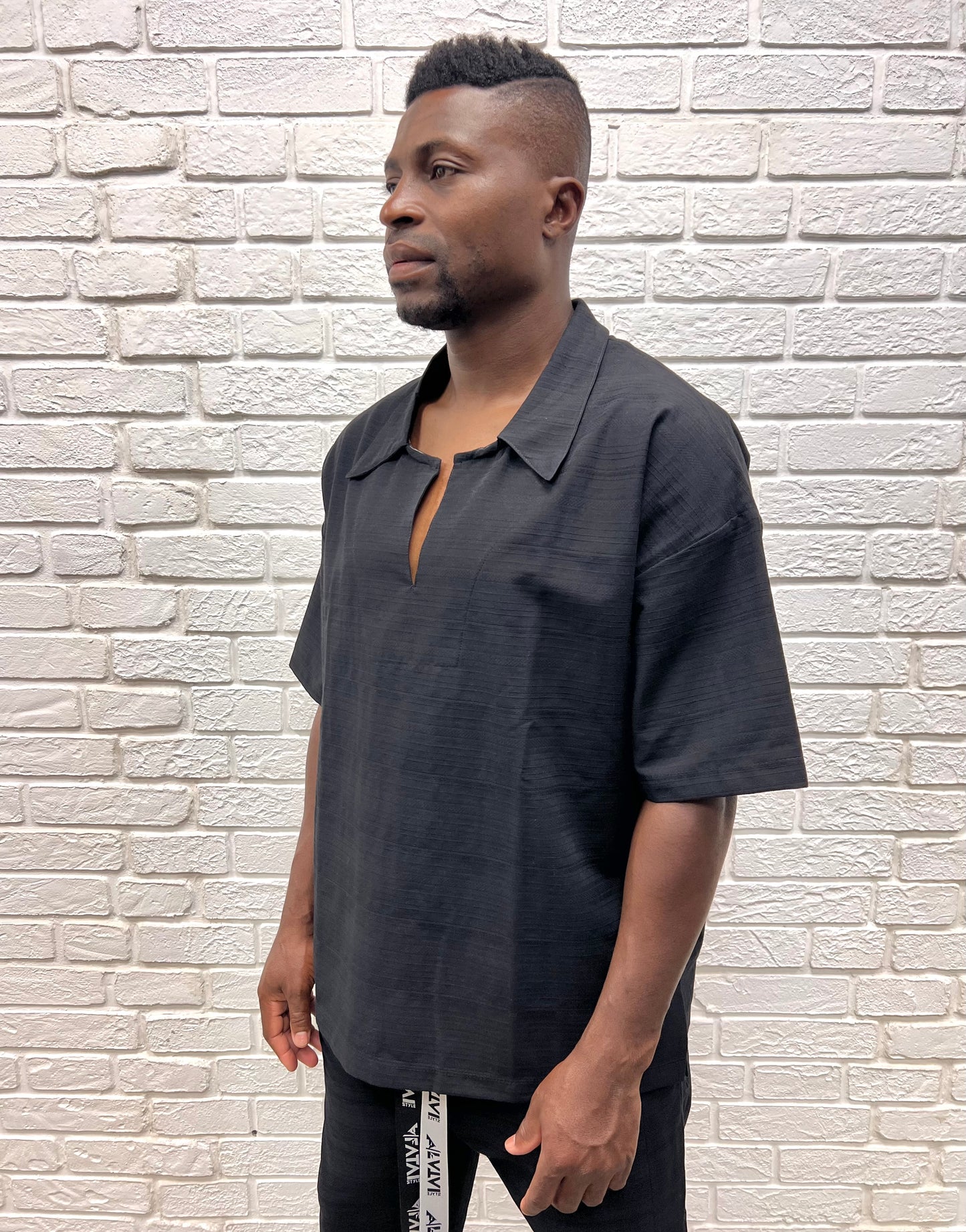 Compleu negru casual cu tricou decoltat