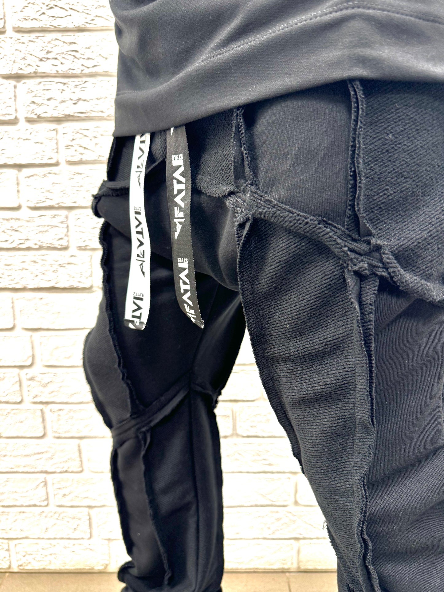Pantaloni negri cu multiple taieturi • largi
