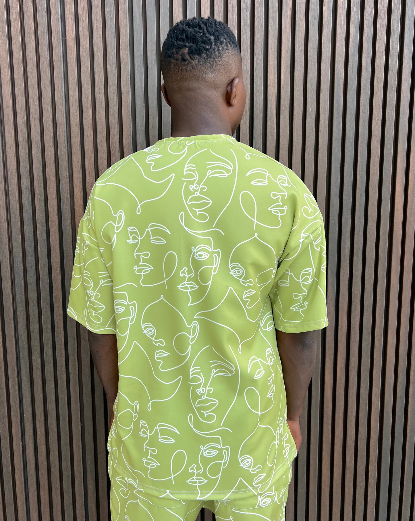 Tricou verde cu design grafic