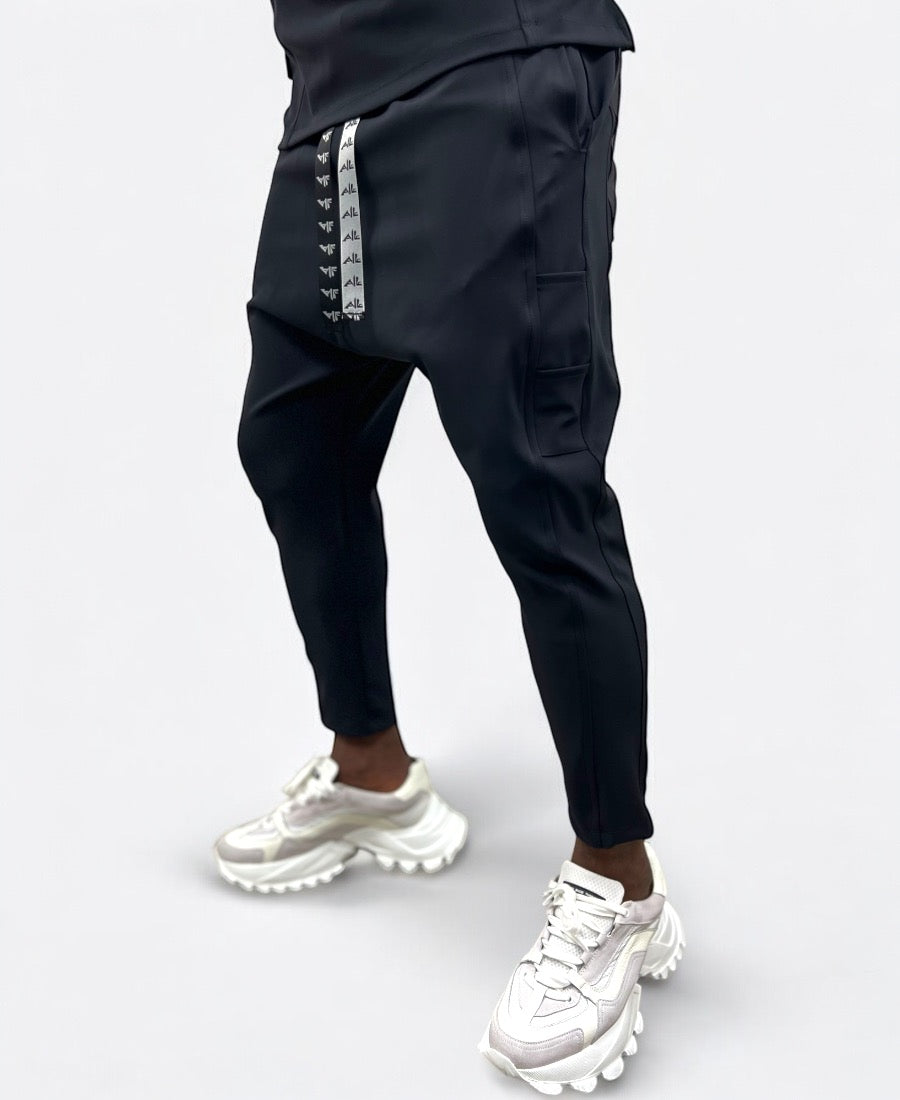 Pantaloni negri cu design lateral