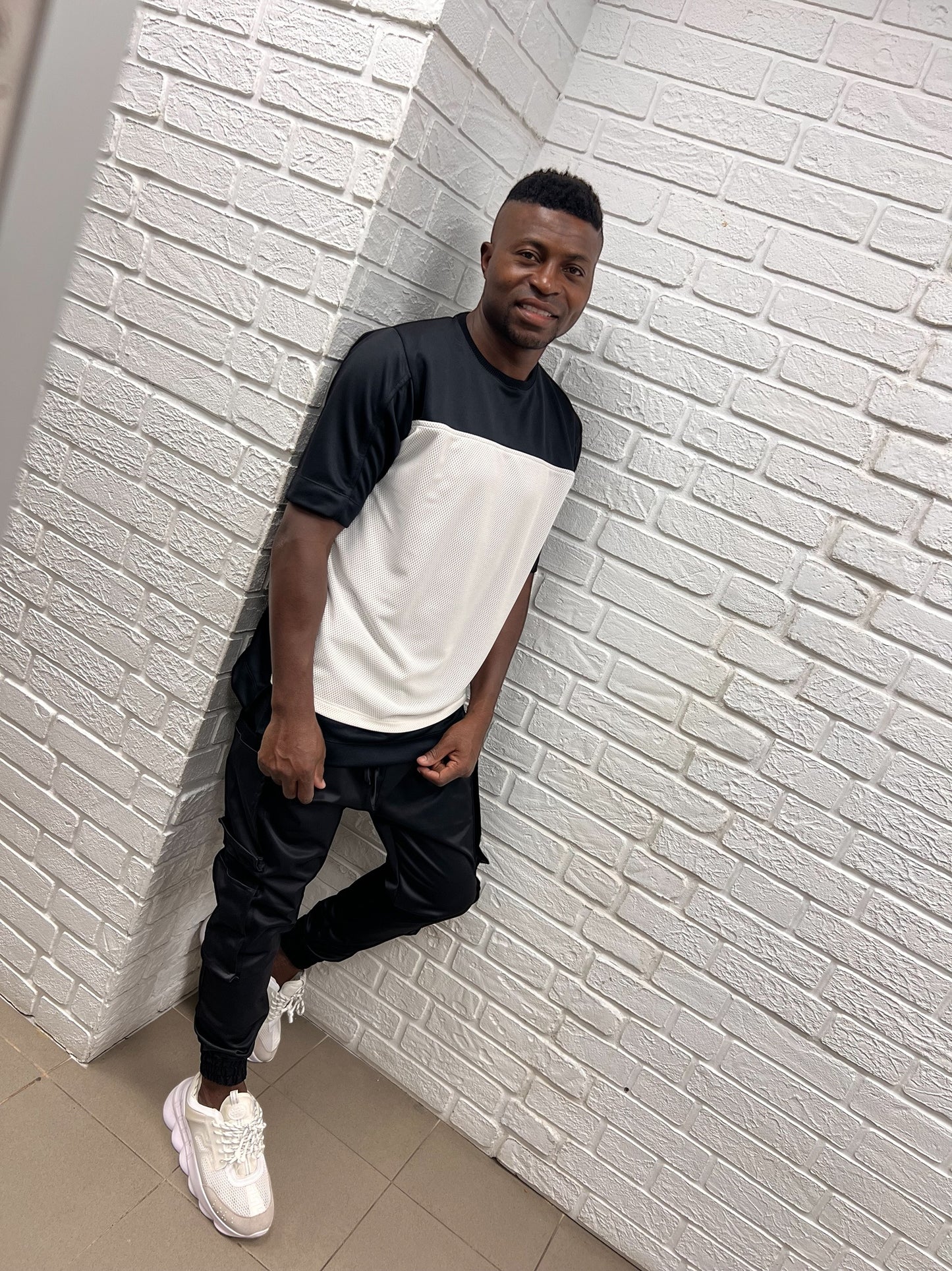 Pantaloni negri casul din material lucios cu buzunare laterale