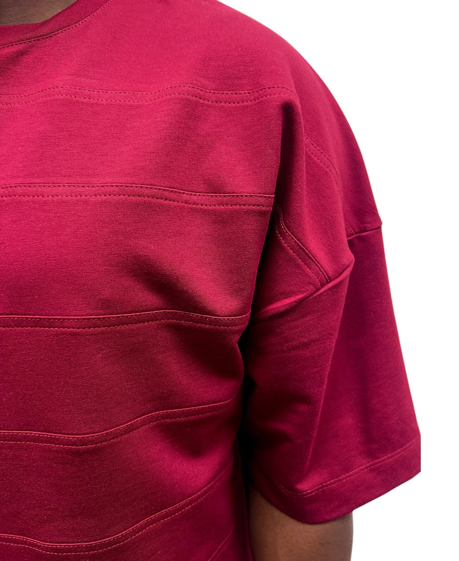 Tricou burgundy cu diverse cusaturi ca design