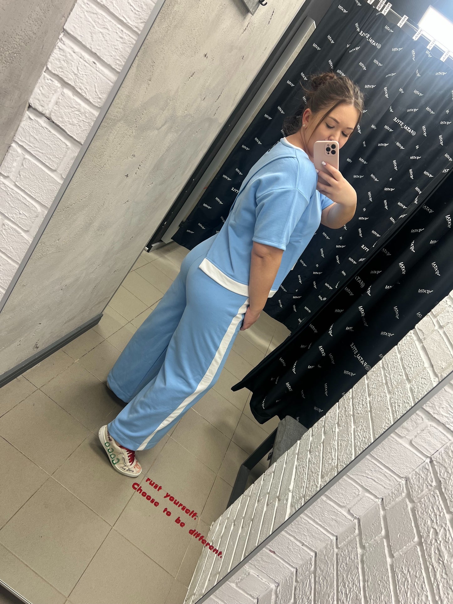 Trening bleu cu dunga alba si spatele petrecut