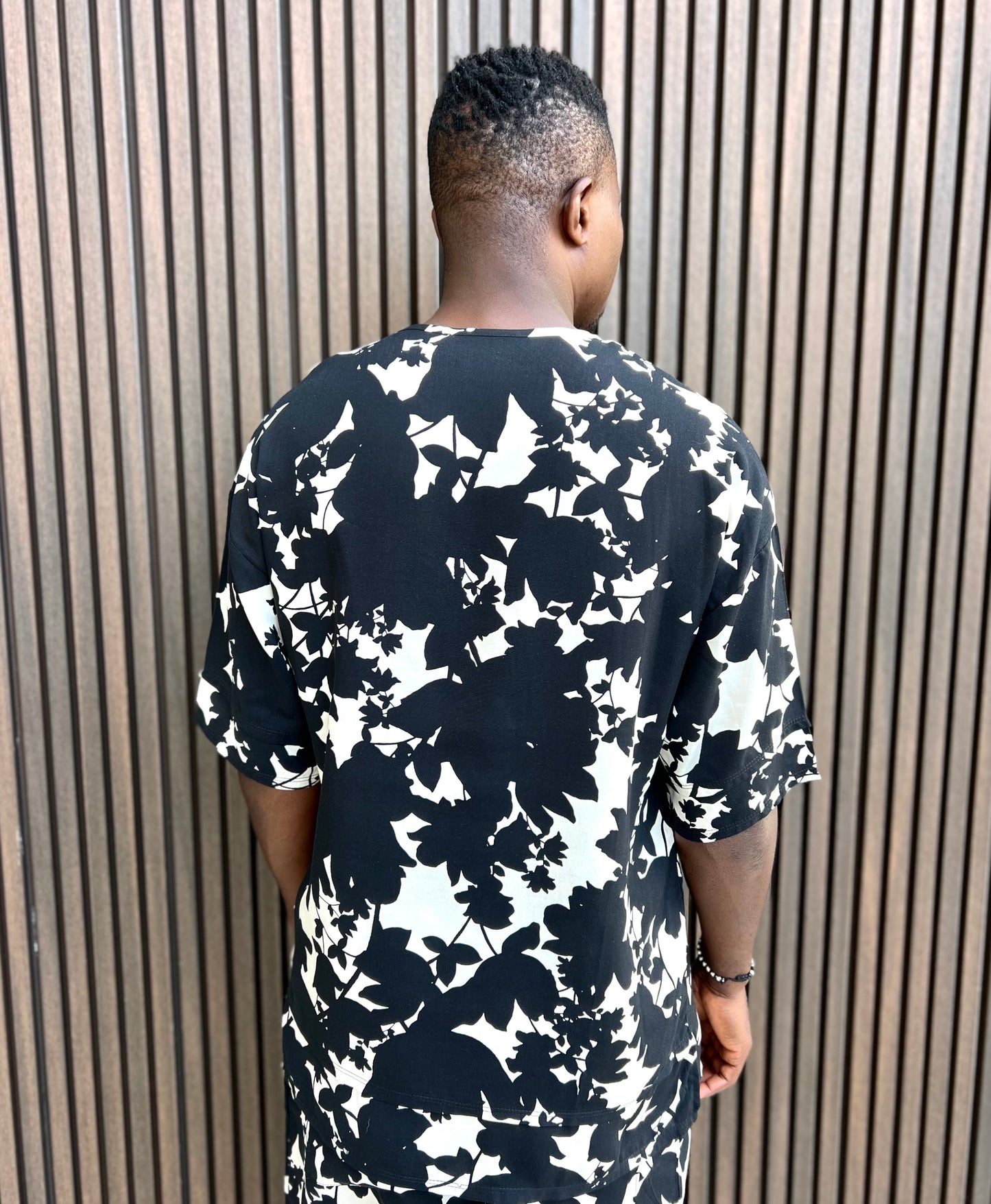Tricou negru cu design crem