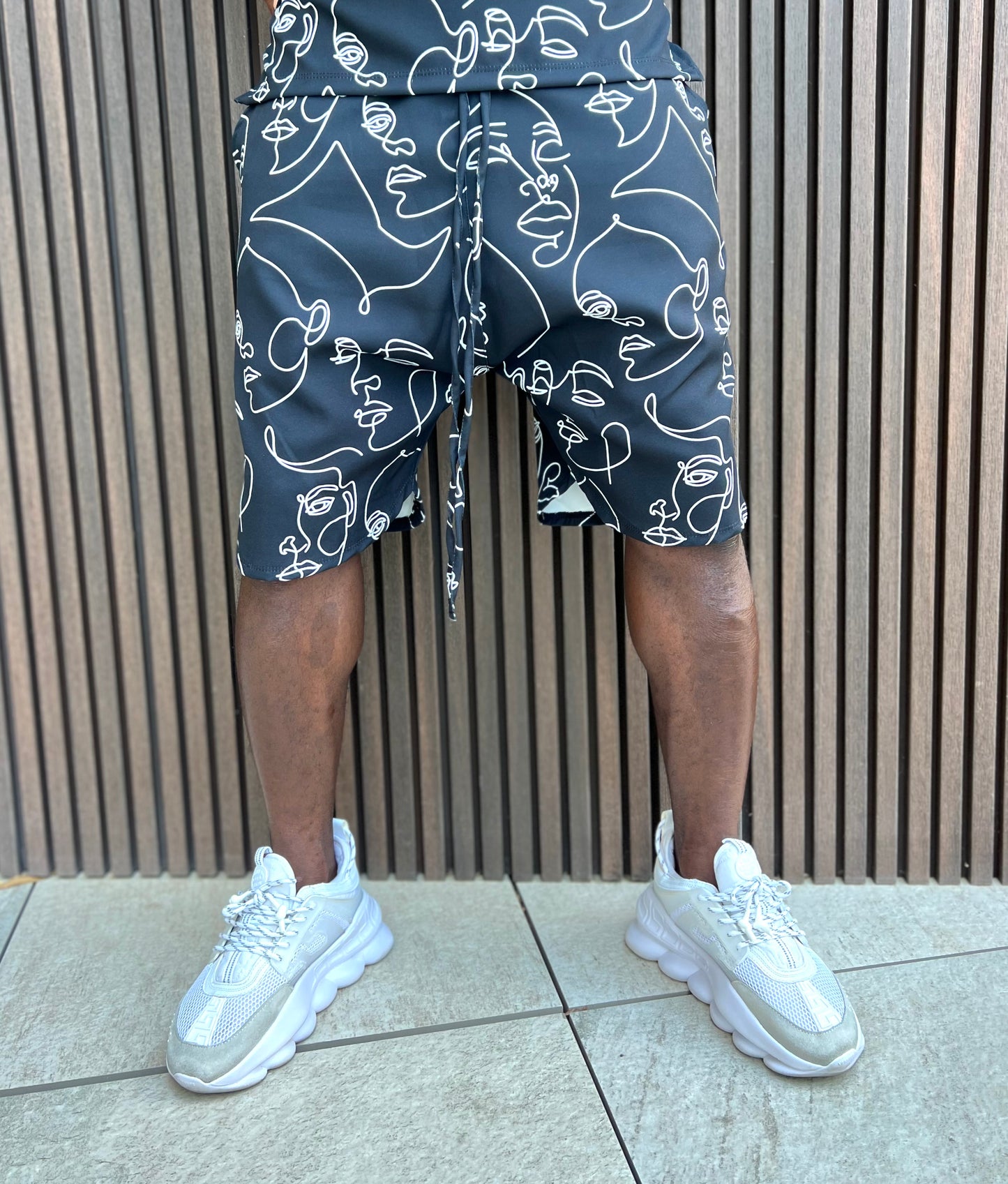 Pantaloni scurti negri cu design grafic