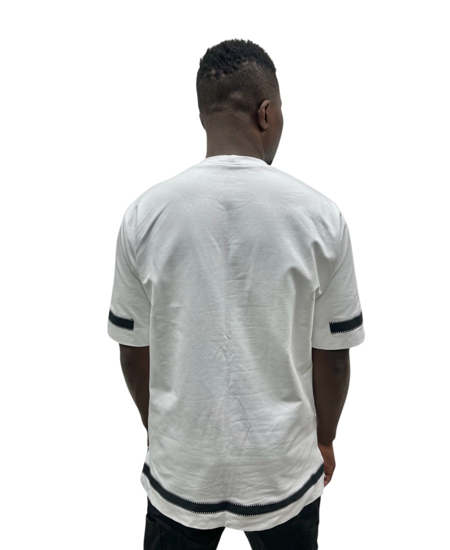 Tricou alb cu banda neagra si detalii albe ca design