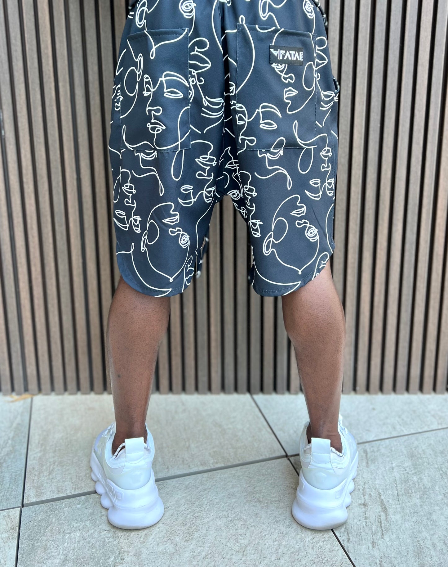 Pantaloni scurti negri cu design grafic