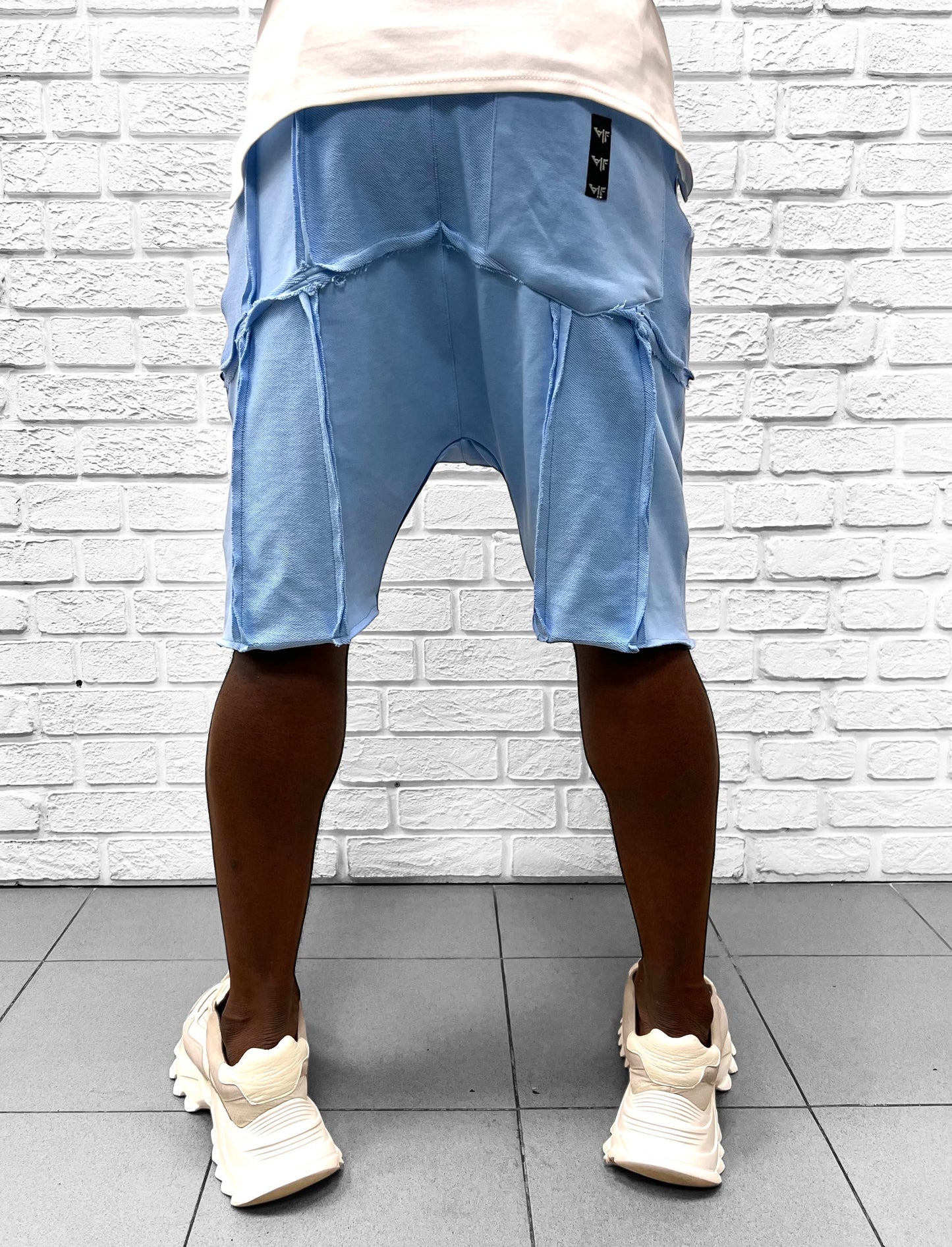 Pantaloni bleu cu multiple taieturi
