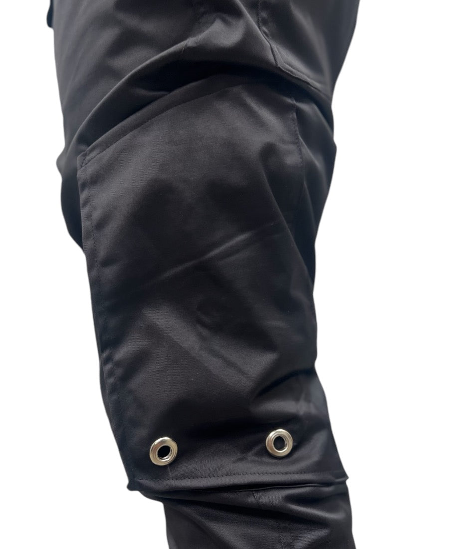 Pantaloni negri casual din material lucios cu buzunar laterale si capse de design