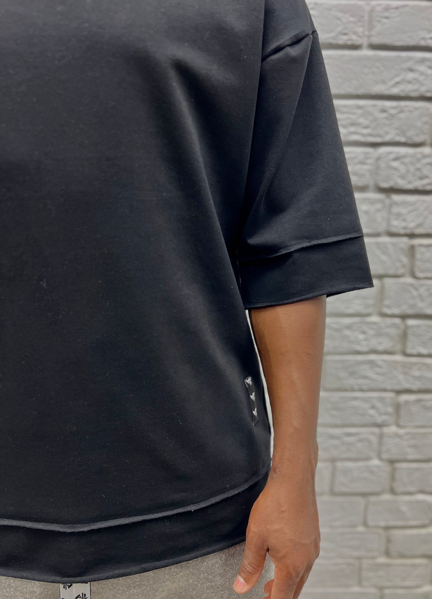 Tricou negru oversize cu extensie jos si la maneci