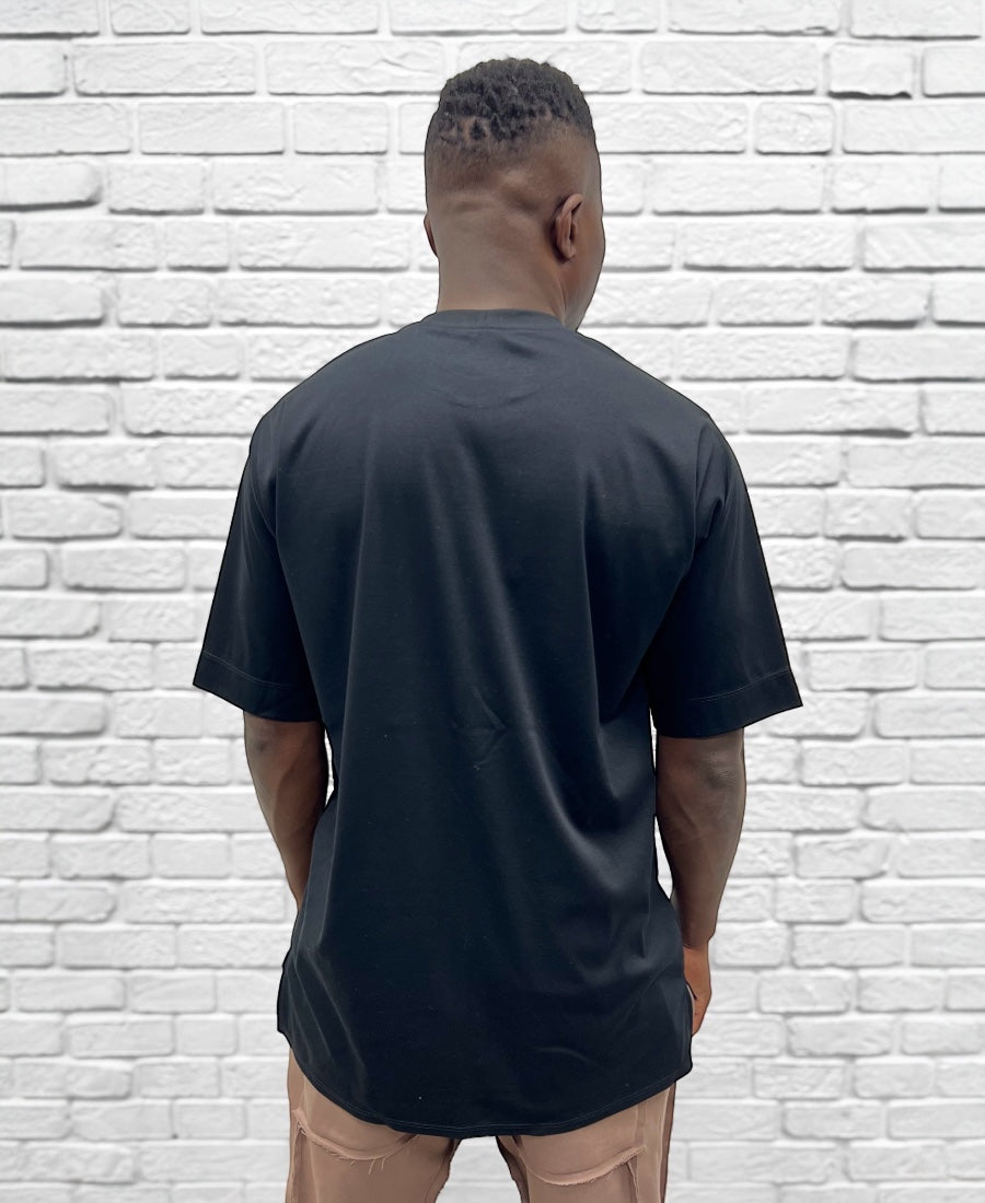 Tricou negru cu design pe fata