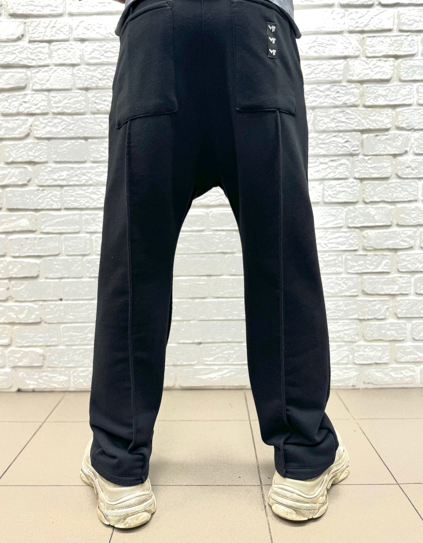 Pantaloni negri cu o cusatura pe mijloc