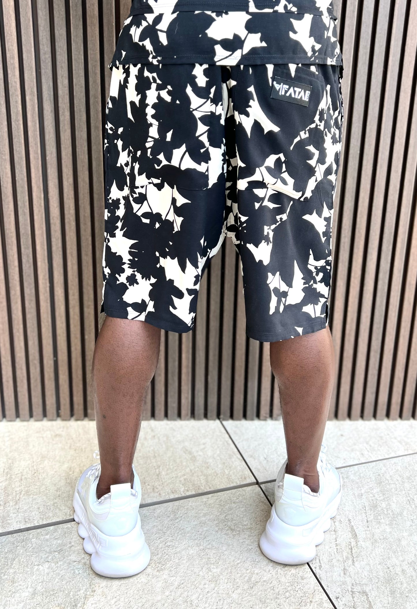 Pantaloni scurti negri cu design crem