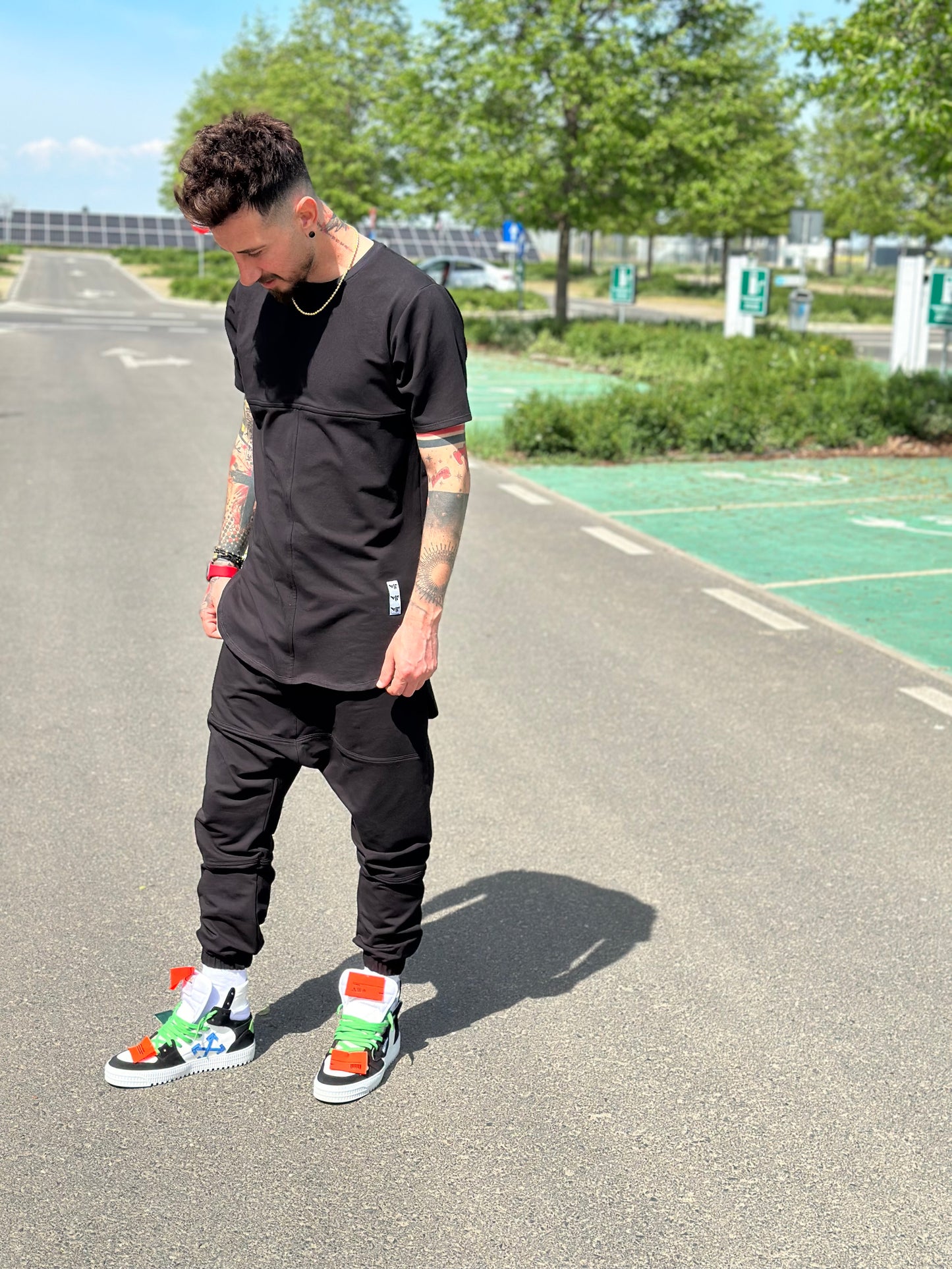 Compleu negru cu tricou lung la spate