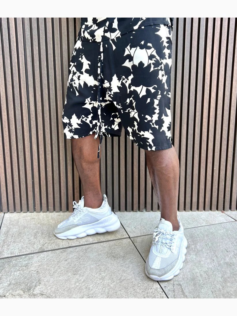 Pantaloni scurti negri cu design crem