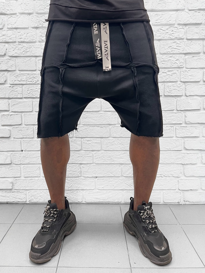 Pantaloni negri cu multiple taieturi