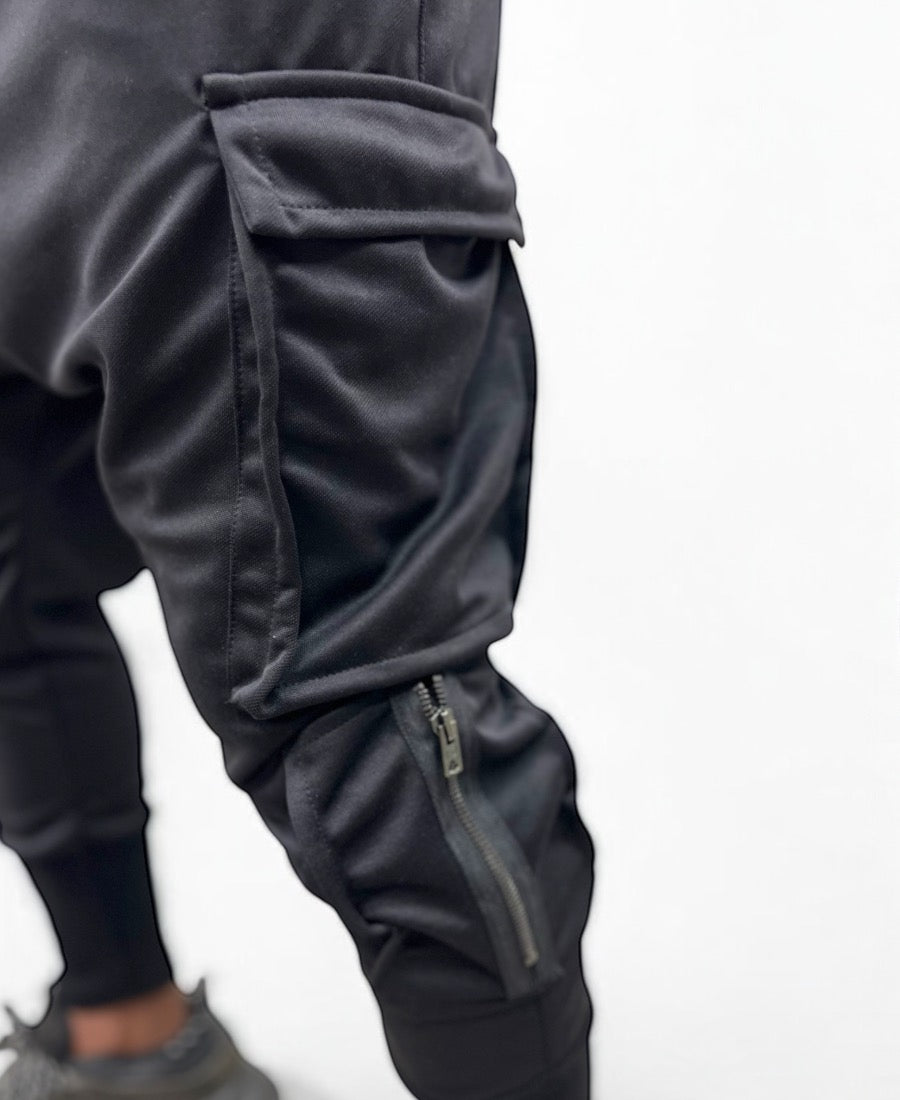 Pantaloni negri cu buzunare laterale si fermoar de design