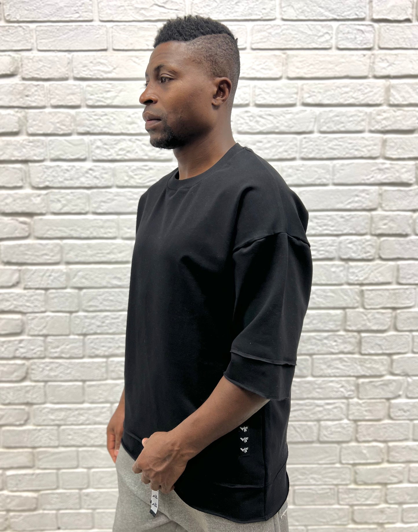 Tricou negru oversize cu extensie jos si la maneci
