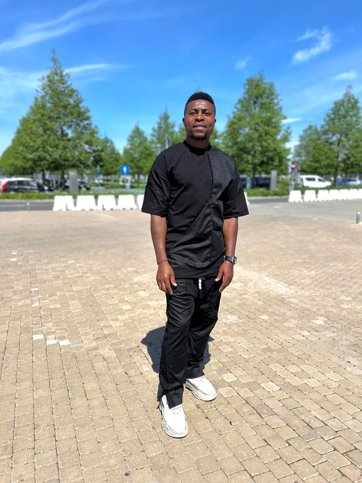 Compleu negru cu multiple taieturi