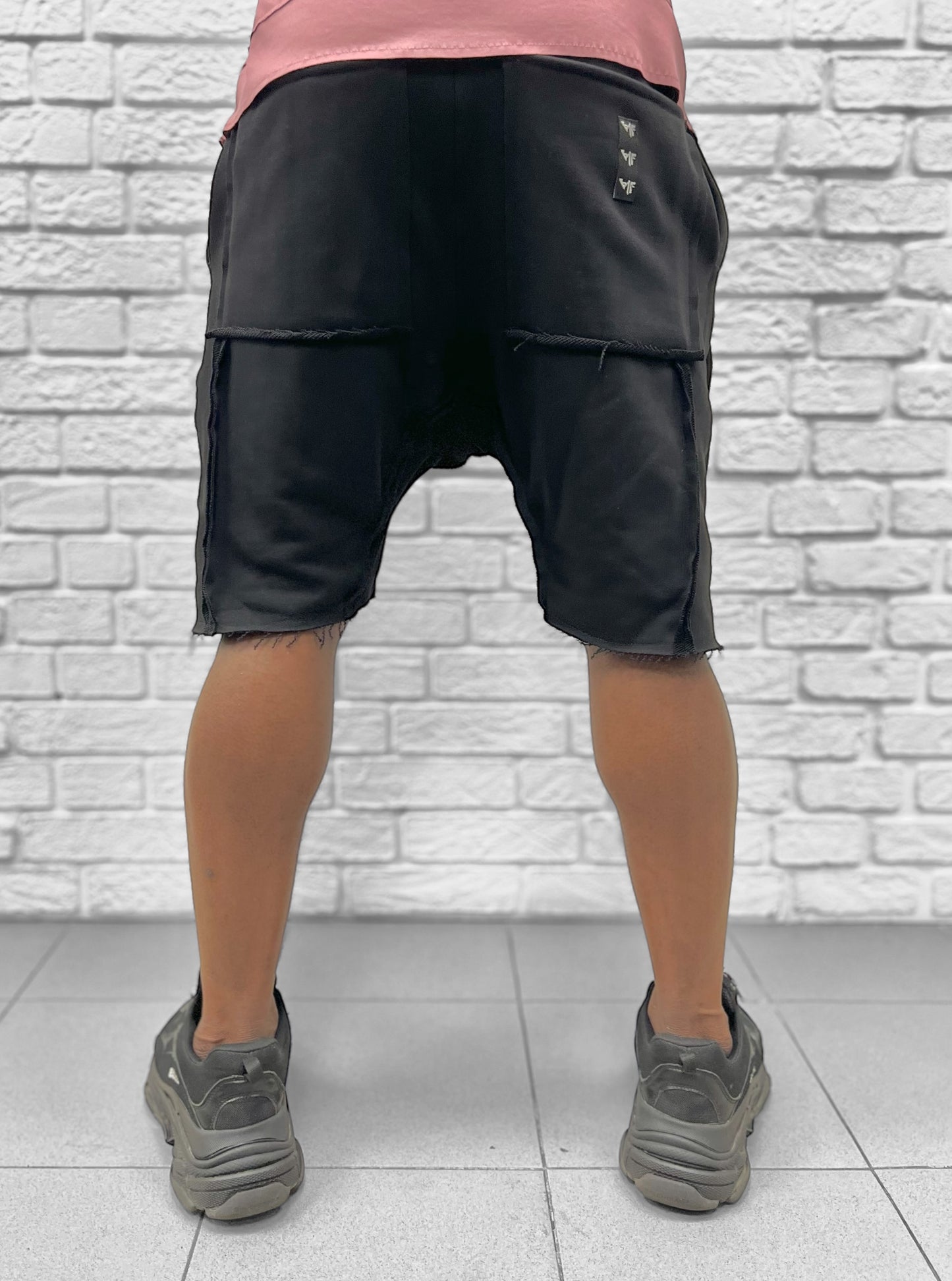 Pantaloni negri cu diverse cusaturi de design