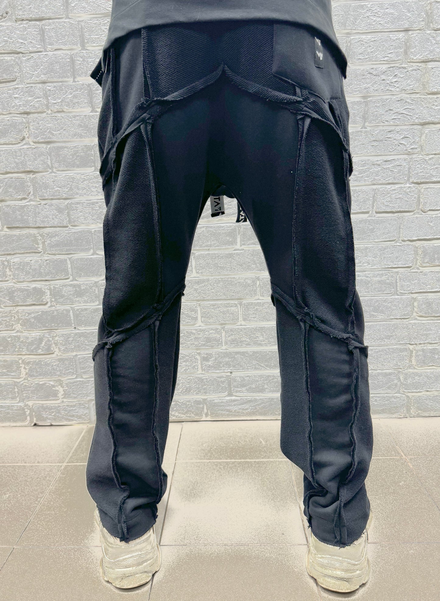 Pantaloni negri cu multiple taieturi • largi