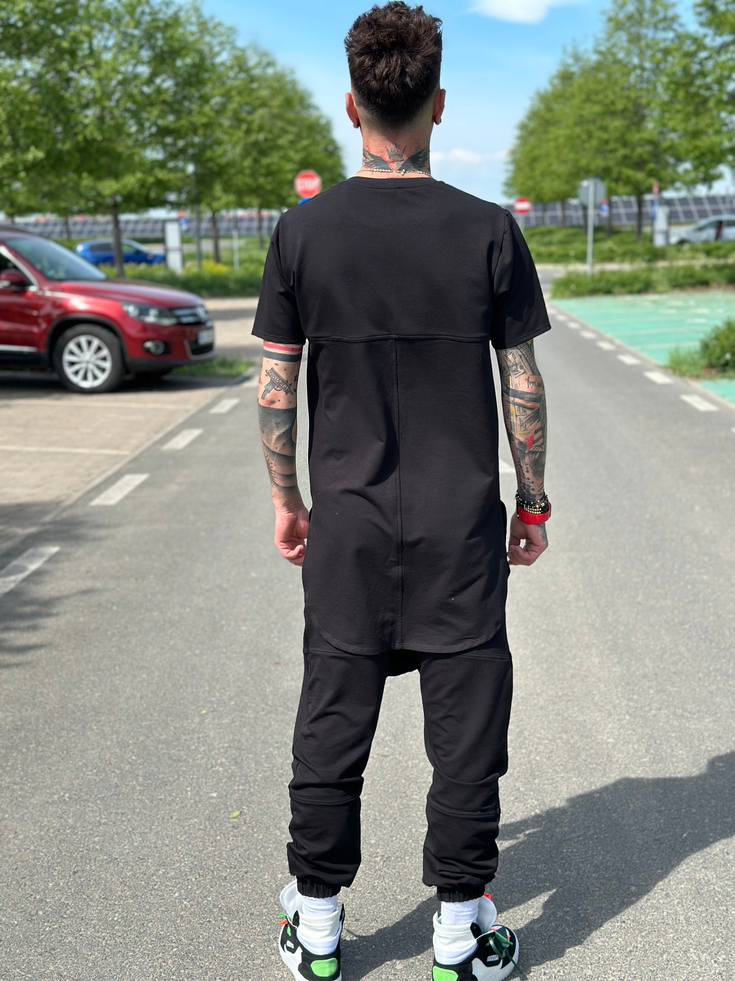 Compleu negru cu tricou lung la spate