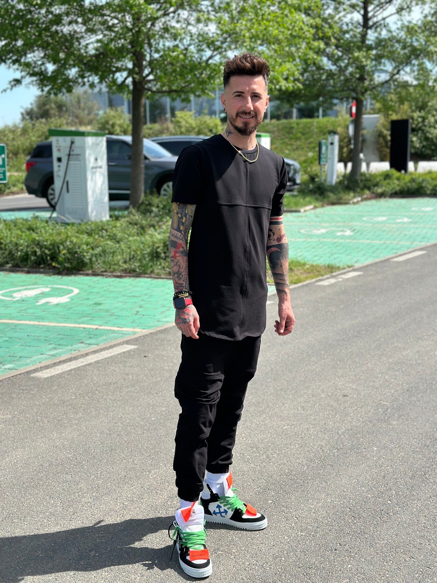 Compleu negru cu tricou lung la spate