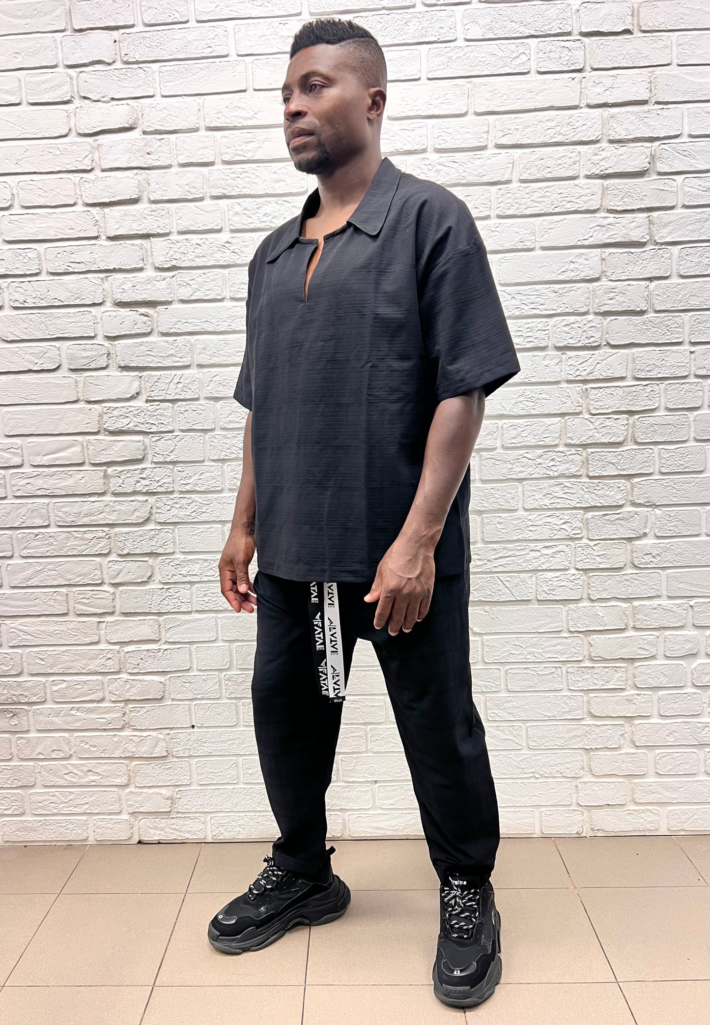 Compleu negru casual cu tricou decoltat