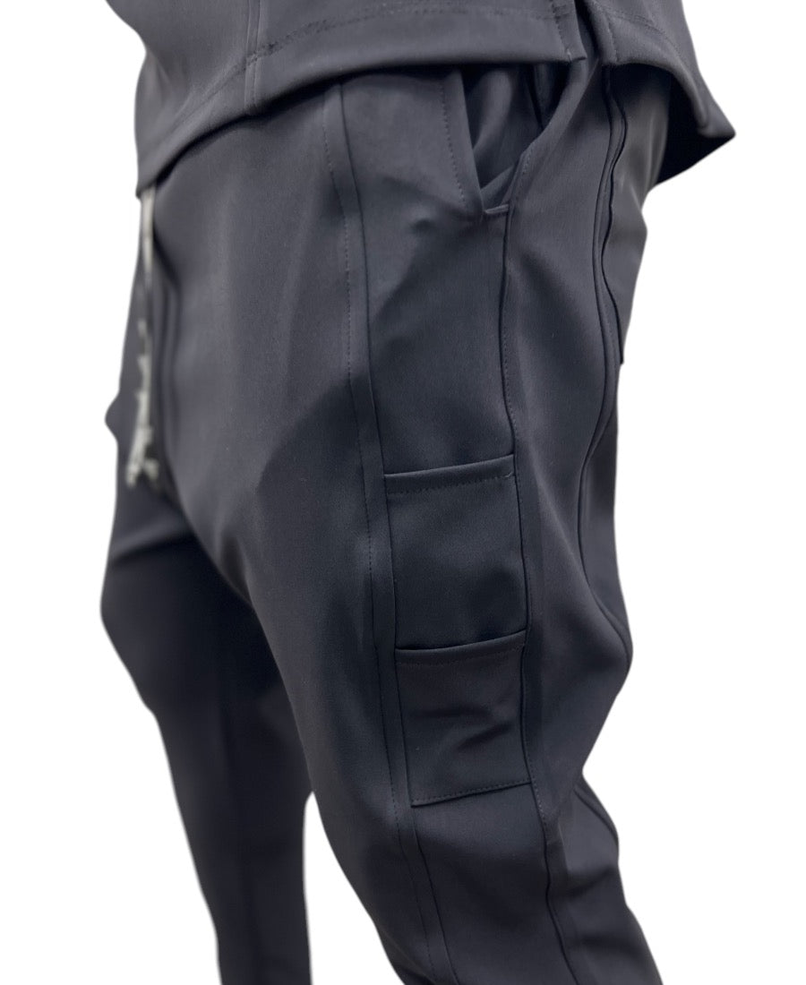 Pantaloni negri cu design lateral