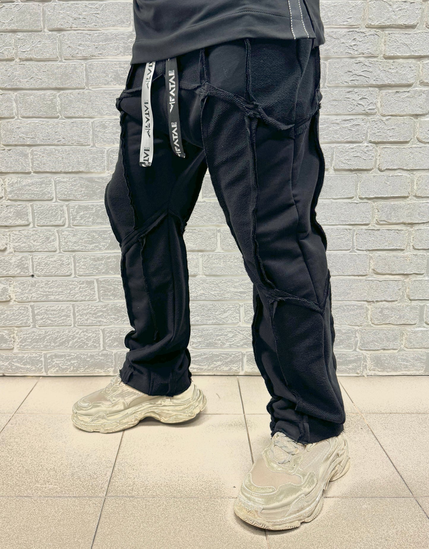 Pantaloni negri cu multiple taieturi • largi