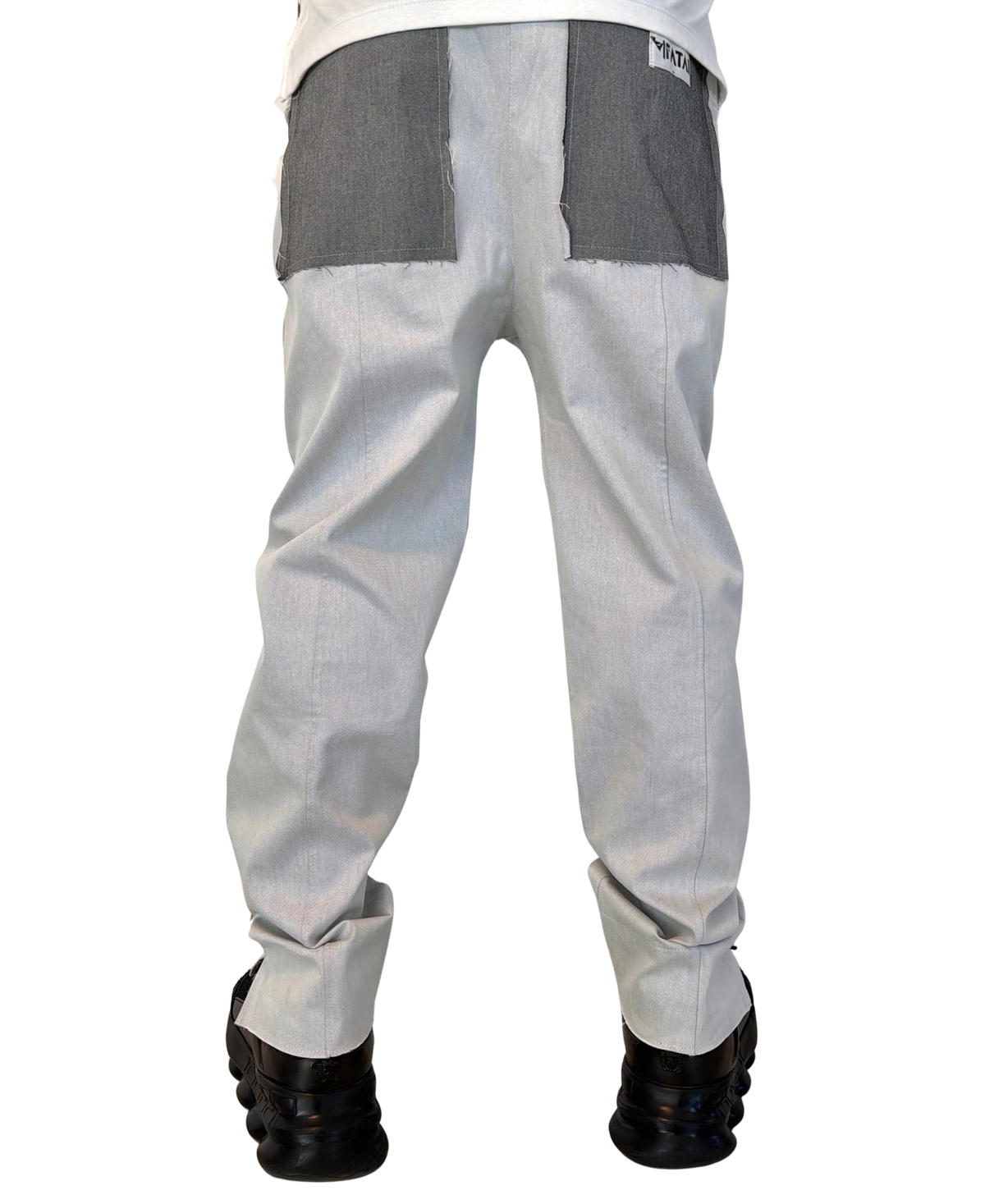 Pantaloni lungi tip blugi cu diverse petice de design