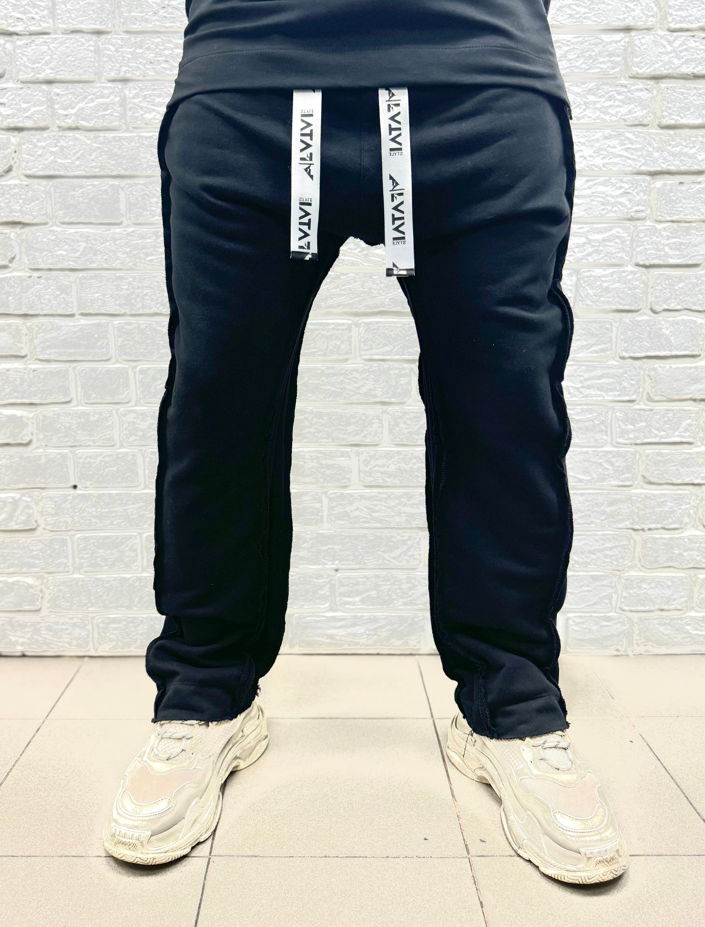 Pantaloni negri cu diverse cusaturi de design si fermoar